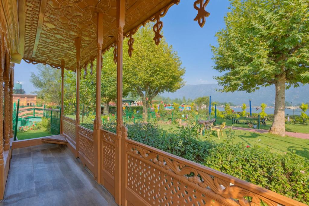 Dal Lake Houseboat Stay Srinagar