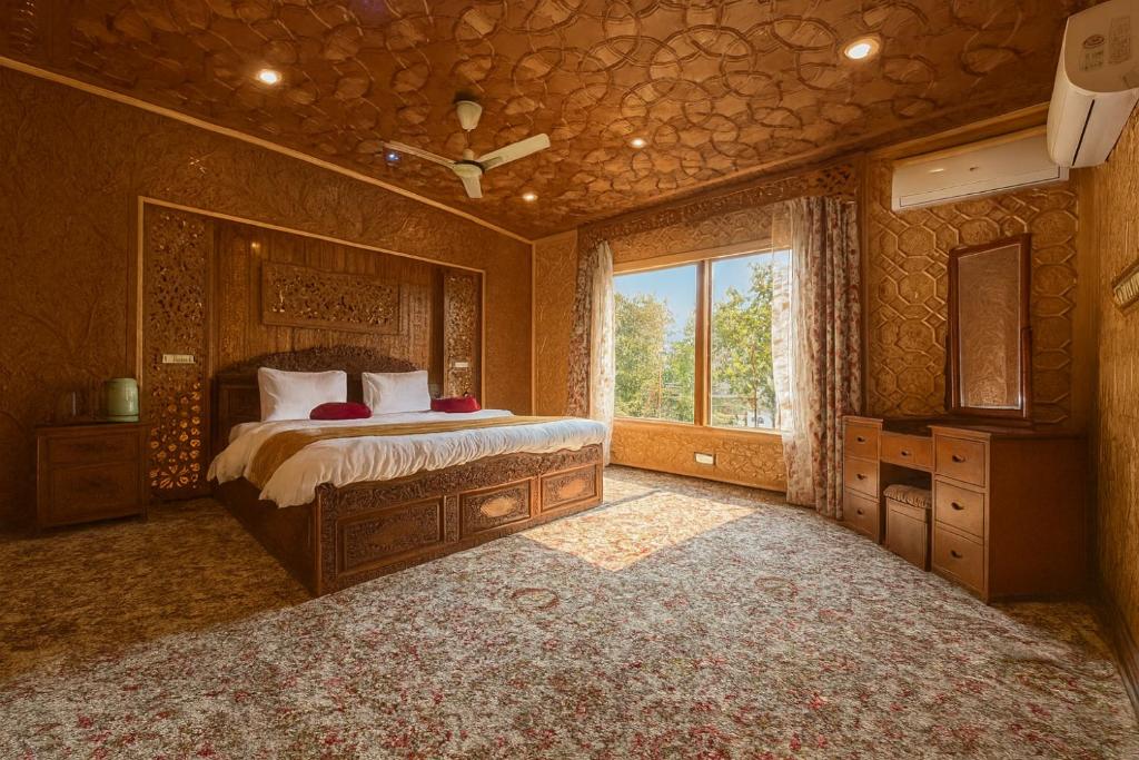 Dal Lake Houseboat Stay Srinagar